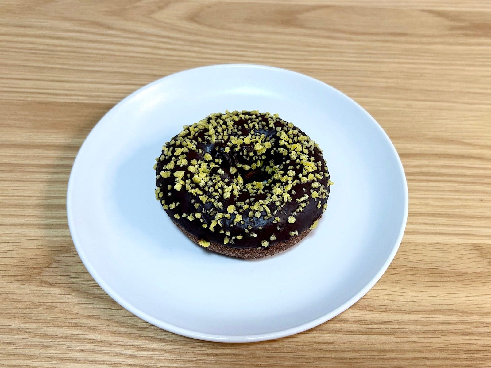 華やかなビジュアルのケーキドーナツ。チョコの味わいを存分に満喫できます！