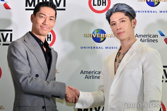 移籍を発表したMIYAVI(右)と祝福に駆けつけたEXILE AKIRA(左) (C)モデルプレス