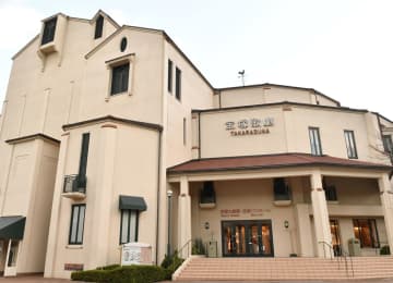 宝塚 私設ファンクラブのお花代に指針 システム利用料と同じでダフ屋行為には当たらず