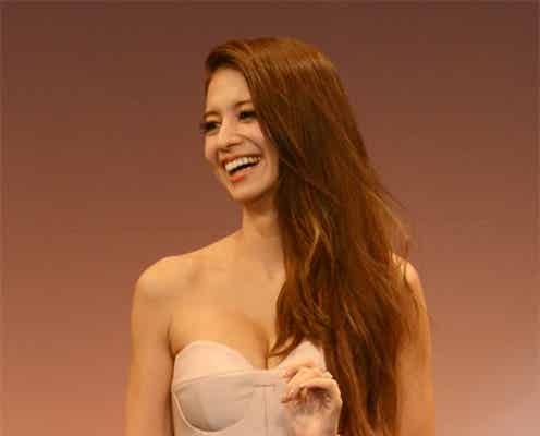 吉川ひなの、胸元あらわなドレス姿で「sweet collection」出演