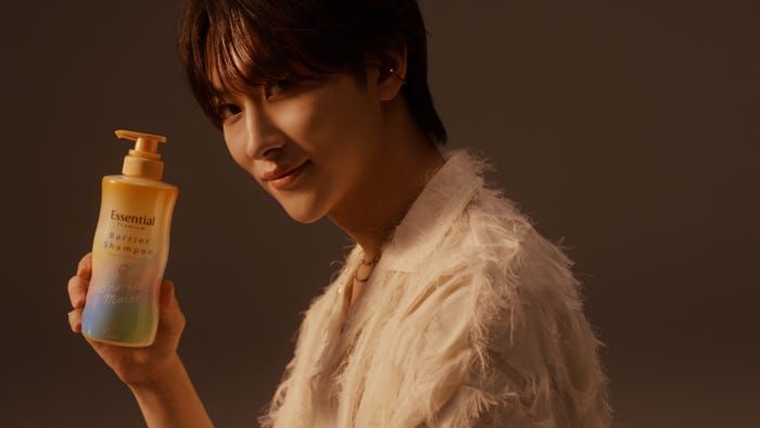 新Web CM「ROIROM 新たなデビュー」篇より(提供写真)