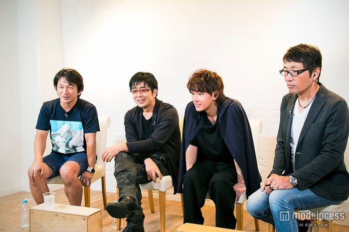 撮影秘話で盛り上がる4人/(右から2番目)佐藤健