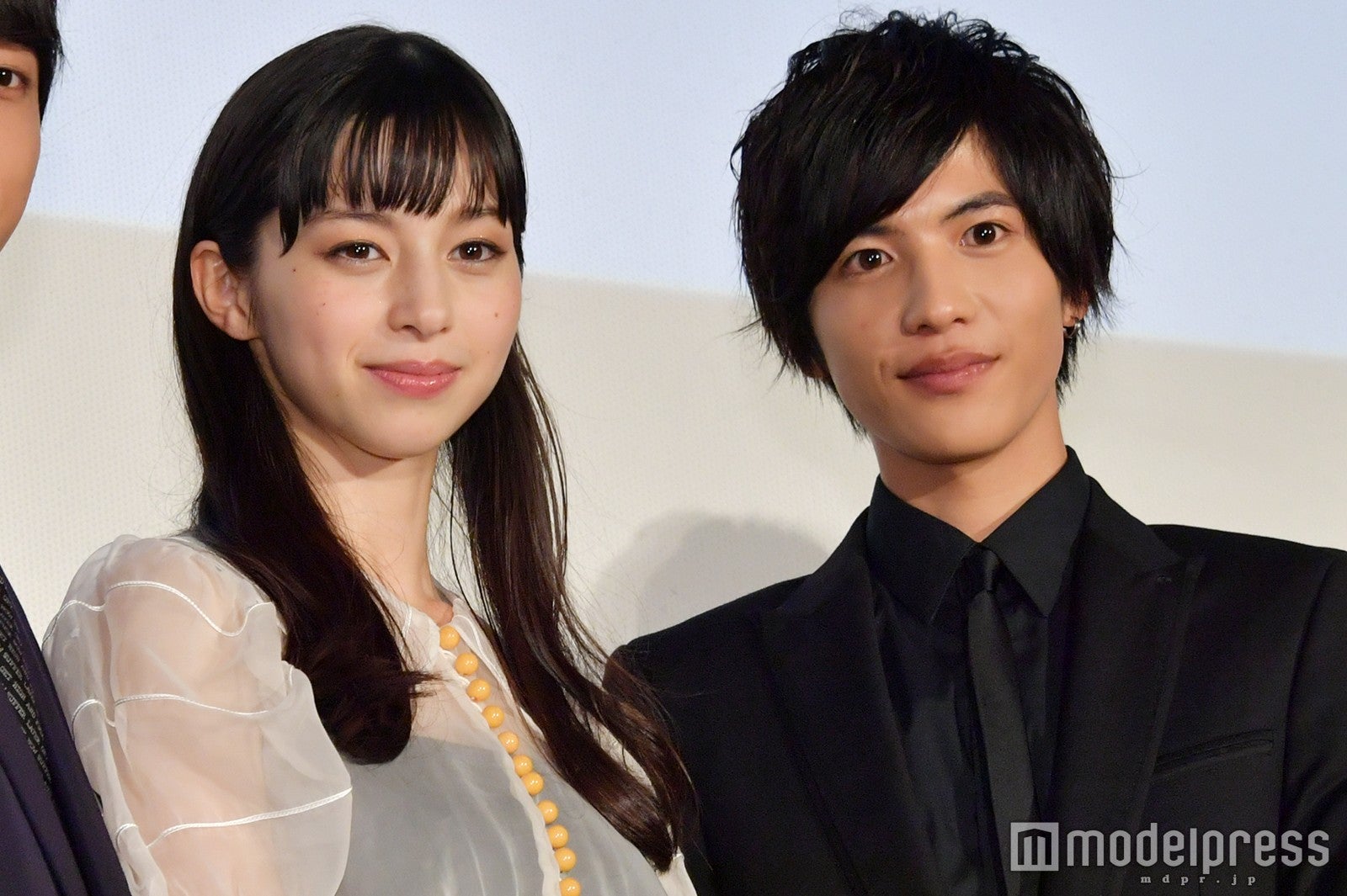 中条あやみ、志尊淳にいきなり“壁ドン” 現場での素顔を暴かれる＜覆面系ノイズ＞