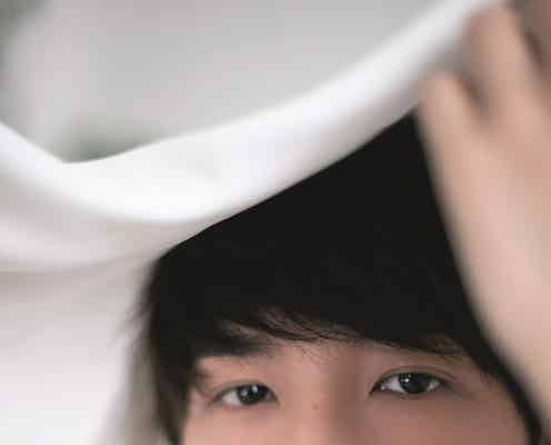 Snow Man渡辺翔太、触れたくなる“接近美肌”ショット 目標は「Mattくんと美容の対談」