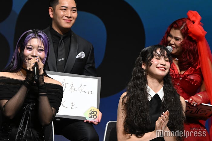 喜びを分かち合うNAOKO(左下)とJESSICA(右上)(C)モデルプレス