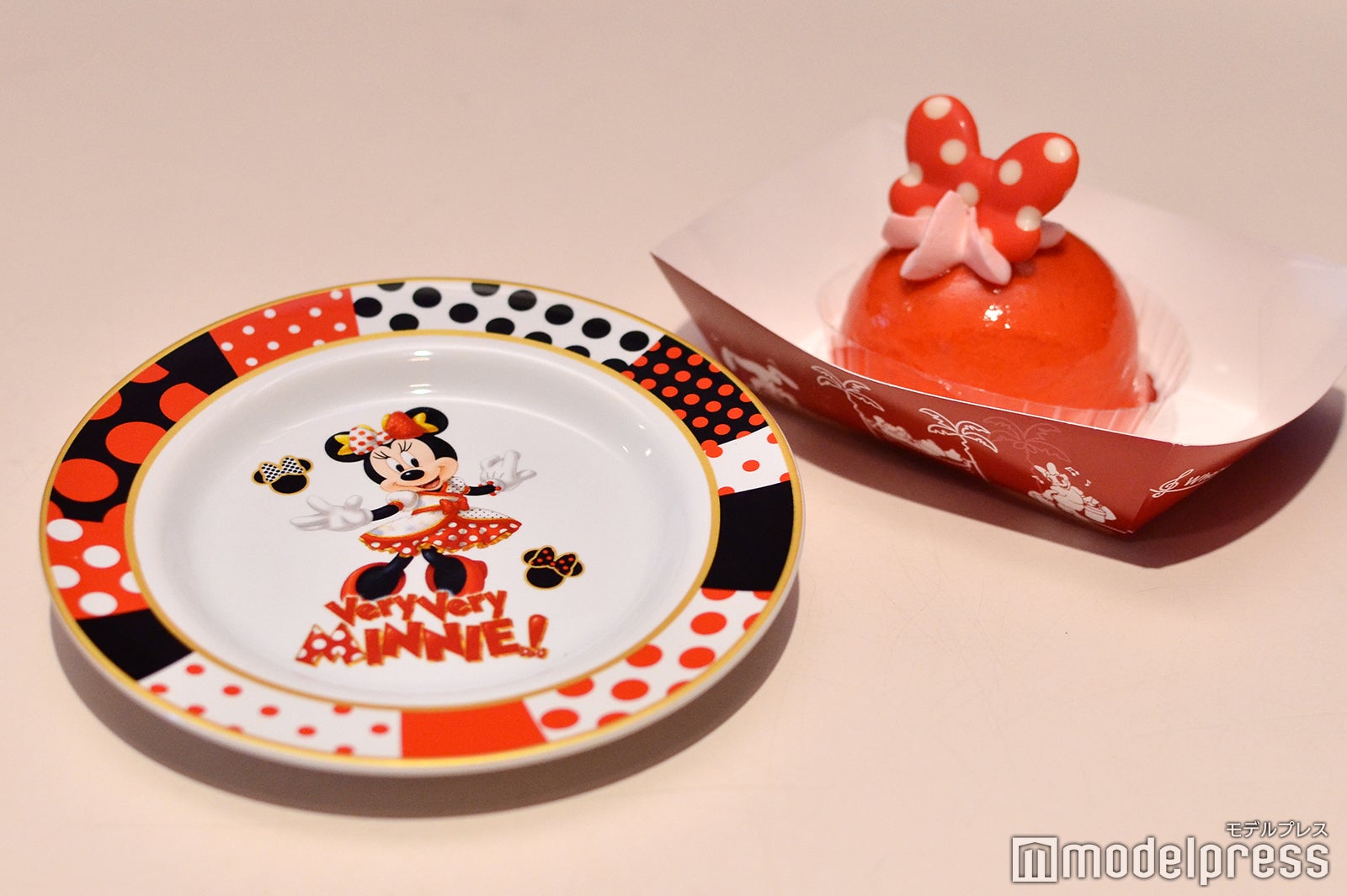 クランベリー・バニラムースケーキ、スーベニアプレート付き（800円）（C）モデルプレス（C）Disney