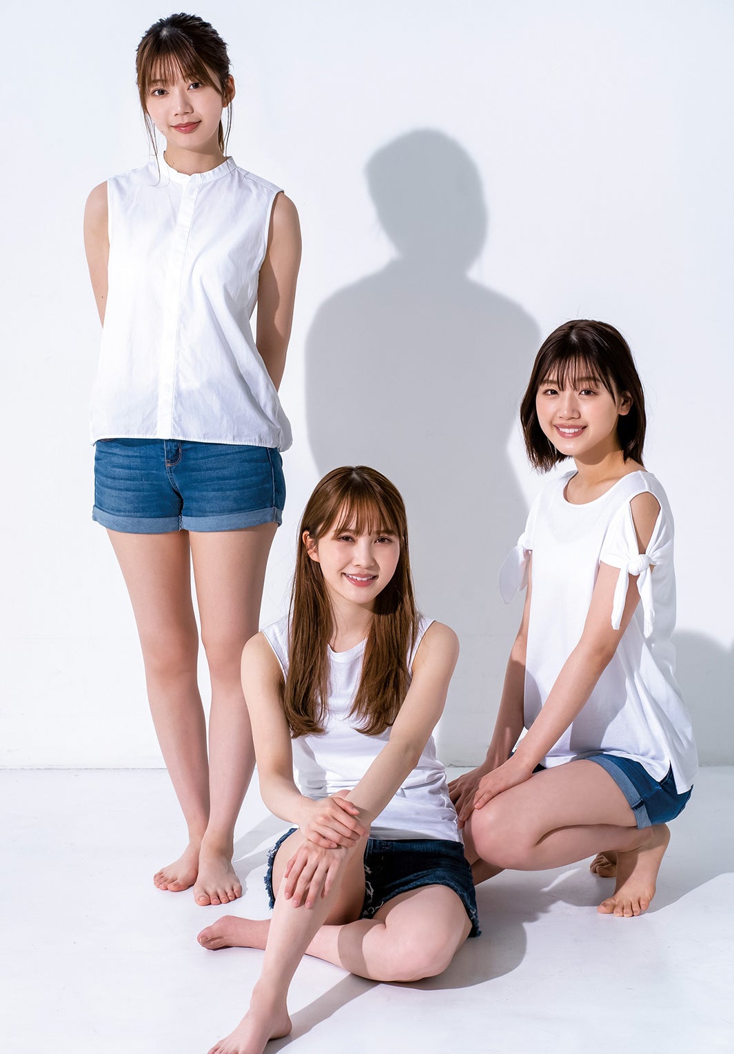 加藤史帆・佐々木美玲・高本彩花、健康的な美脚で魅了 日向坂46が