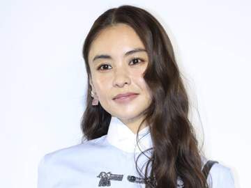 3人の子全員英国留学の滝沢眞規子 次女が高校卒業→正装ドレスの輝きエグい！「私達のミューズ」「素敵ママにうっとり♥」伝統と格式の建物