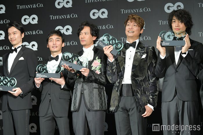 “持ち方”に個性が溢れてるイケメンたち/長谷川博己、草なぎ剛、稲垣吾郎、香取慎吾、斎藤工(C)モデルプレス