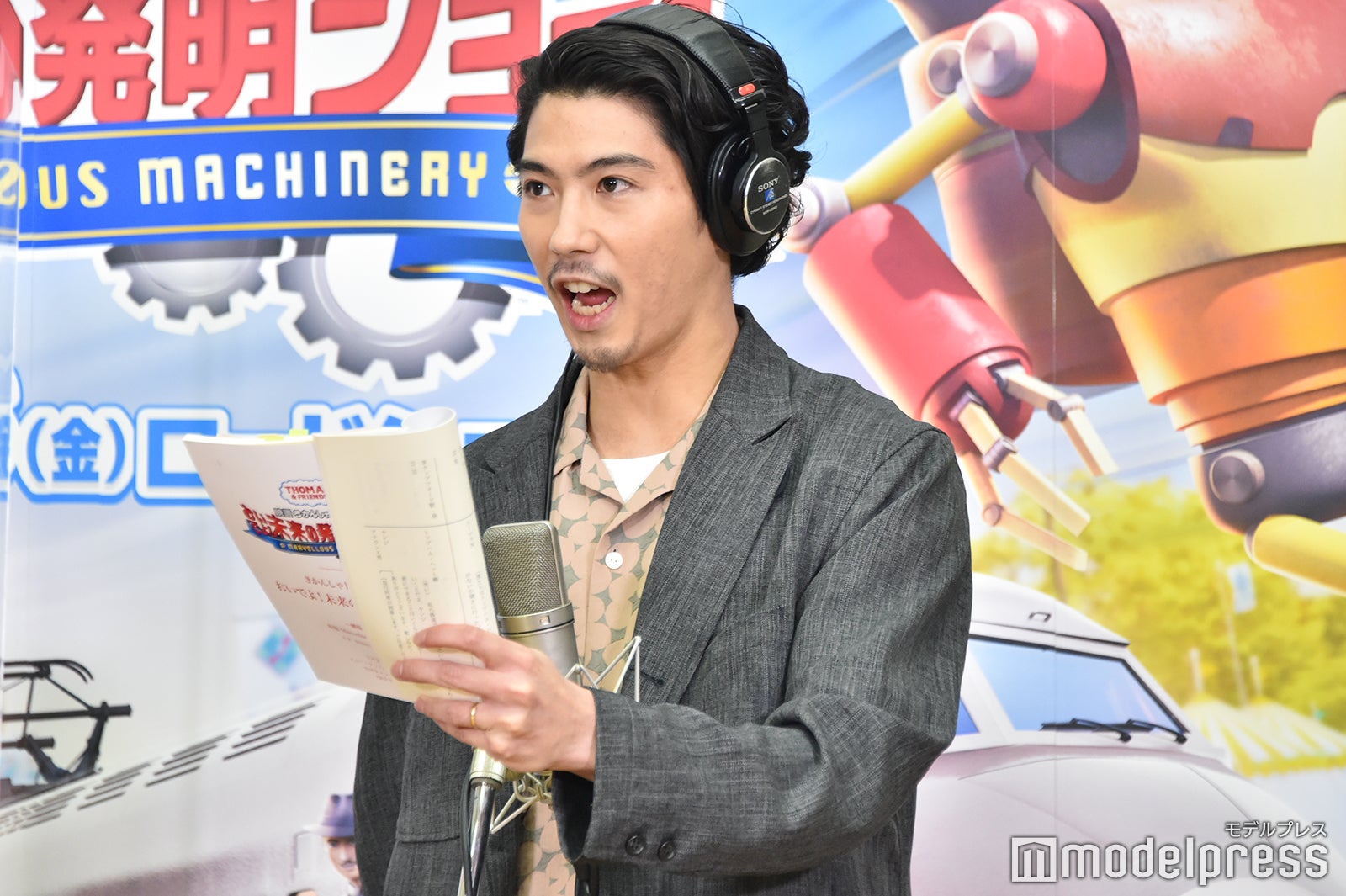 公開アフレコを実施する賀来賢人 （C）モデルプレス