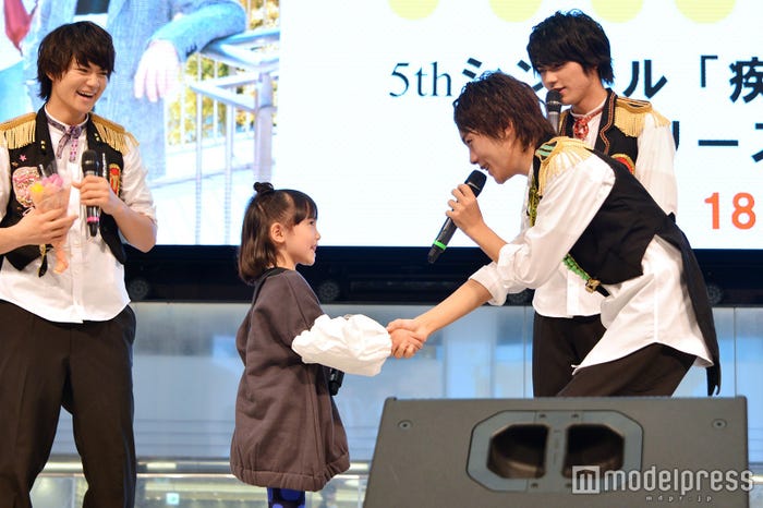 M!LK山﨑悠稀と握手する稲垣来泉ちゃん(C)モデルプレス