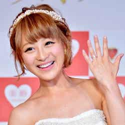 婚約指輪を披露する鈴木奈々