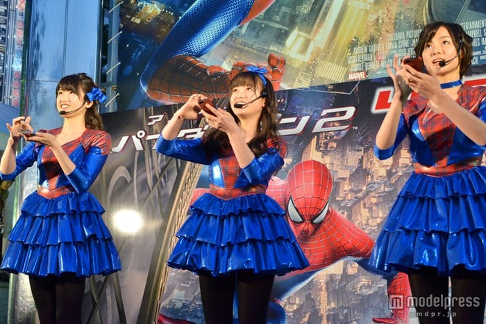 【左から】「Rev.fromDVL」の秋山美穂、橋本環奈、四宮なぎさ