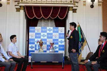 関大野球部が吉村知事に54年ぶりの優勝報告