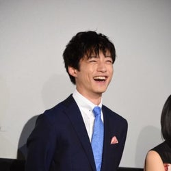 坂口健太郎、川口春奈の距離感にネット「この2人推せる」「半端ない」