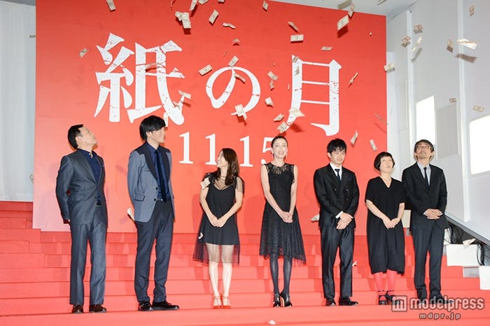 紙幣が舞う演出も