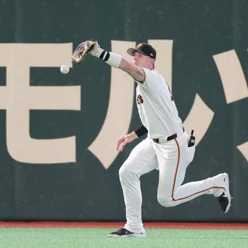 巨人・キャベッジが痛恨の落球 左翼守備でまさかの凡ミス 場内どよめく