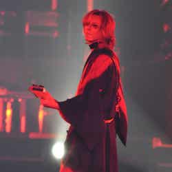 Violet UKのステージにて(YOSHIKIがランウェイ先端でギターを奏でる)