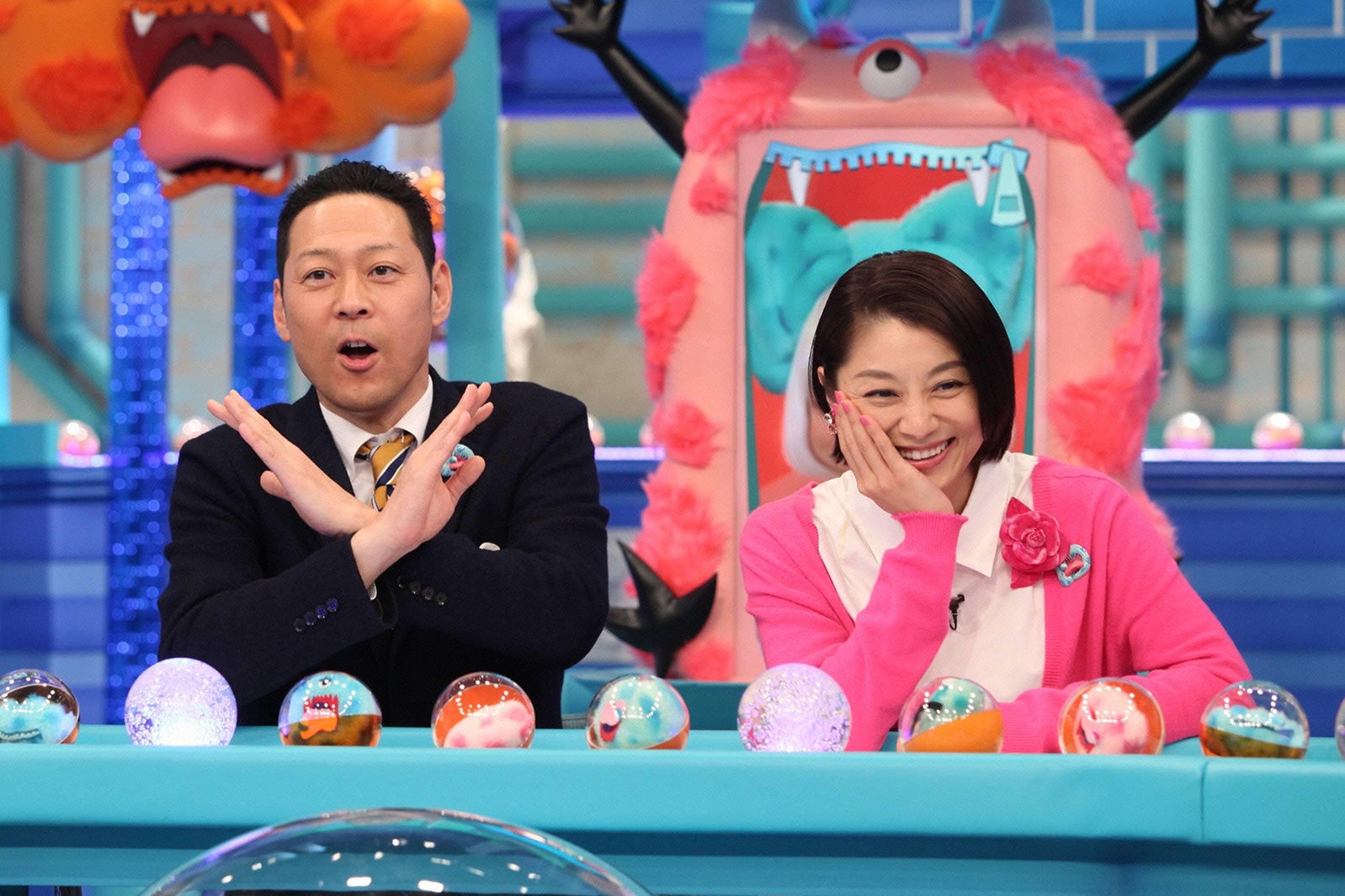 （左から）東野幸治、小池栄子／12日放送「芸能人が本気で考えた！ドッキリGP」より（C）フジテレビ