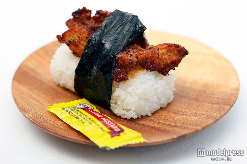 「ハワイアンスタイルもちこチキンむすび」／画像提供：ALOHA FARM CAFE