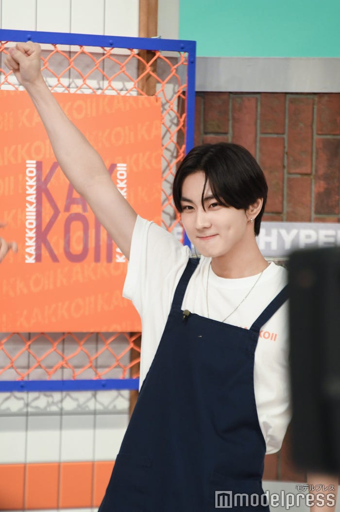 ガッツポーズを決めるJUNGWON(ジョンウォン)(C)モデルプレス