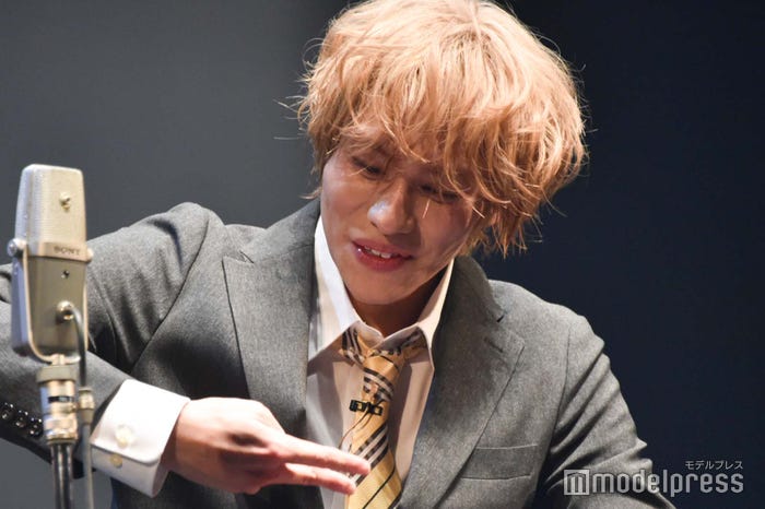 油そばを食べる山下幸輝(C)モデルプレス