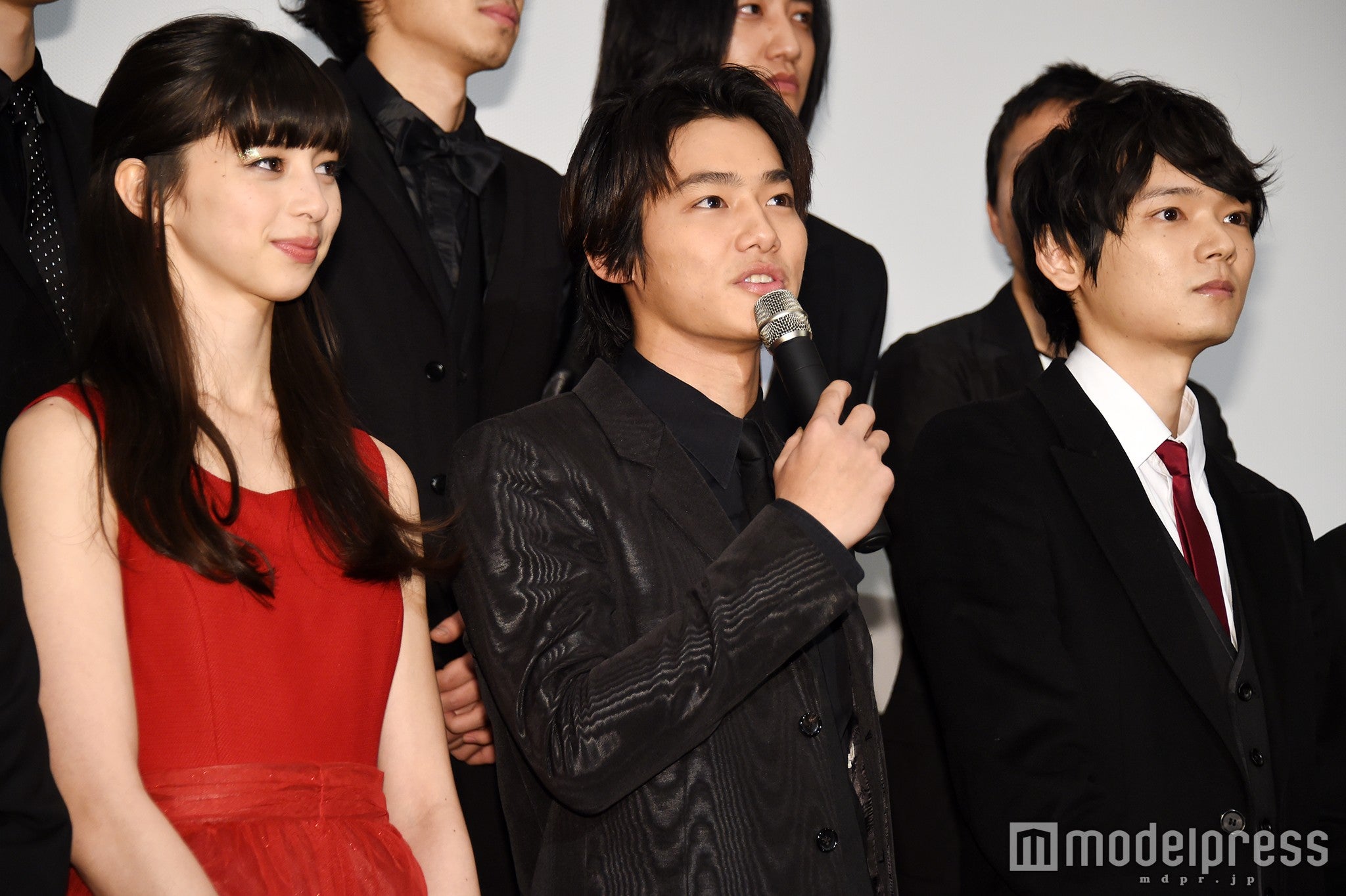 （左から）中条あやみ、野村周平、古川雄輝（C）モデルプレス