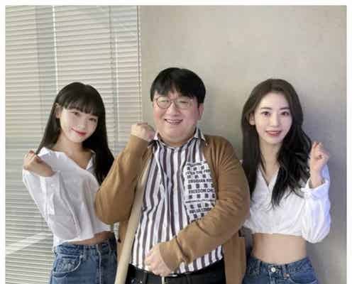 宮脇咲良&キム・チェウォン、“BTSの生みの親”HYBEパン・シヒョク議長と3ショット「ようこそ!」