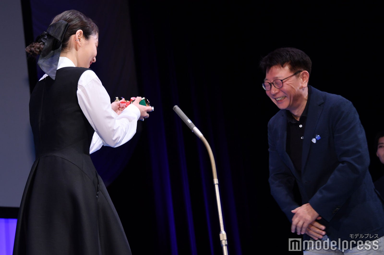 トロフィーを受け取る吉岡里帆（C）モデルプレス