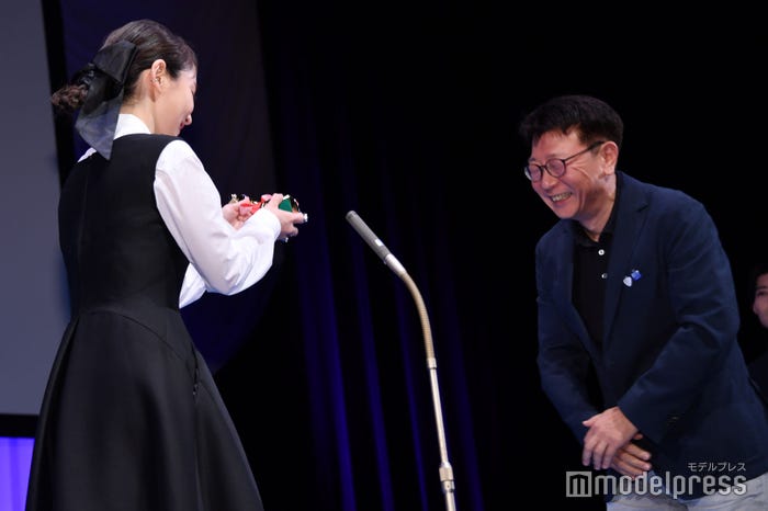 トロフィーを受け取る吉岡里帆(C)モデルプレス
