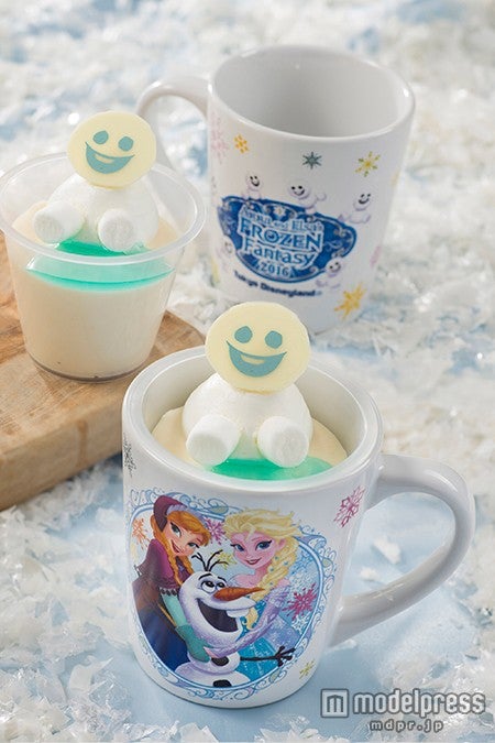 オレンジ風味のミルクムース、スーベニアカップ付き1個 ￥720（C）Disney