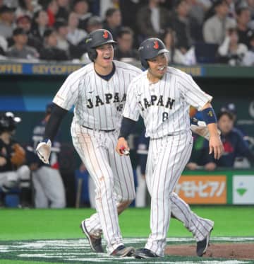 侍ジャパンが勝ち越し成功！鈴木誠也が押し出し四球選ぶ ボール球見極めガッツポーズ→吉田正尚が2点適時打 東京ドームが大歓声に包まれる