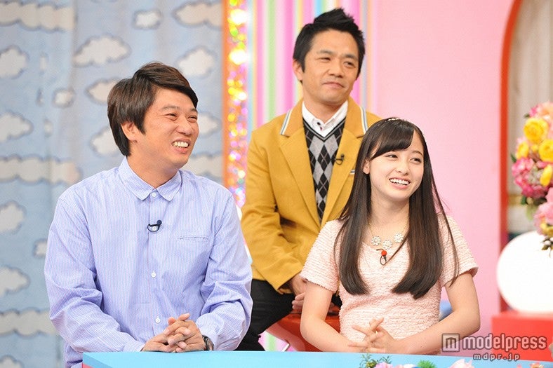 スタジオトーク中の橋本環奈（写真右）