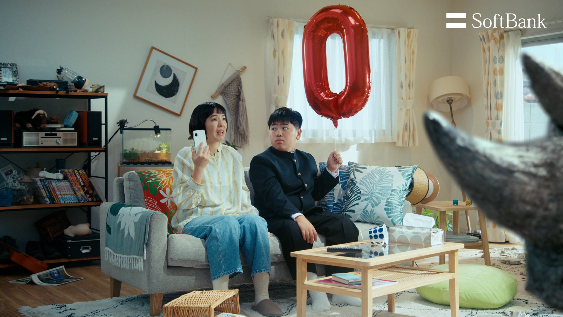 ソフトバンク新ウェブCM「スマホデビュー祭 お宅訪問」篇（提供写真）