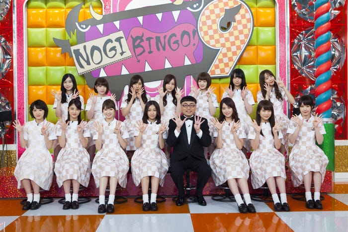 乃木坂46とイジリー岡田(C)「NOGIBINGO!9」製作委員会