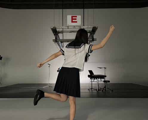 中学から6キロ減「素顔非公開」tuki.、美脚際立つ制服姿でダンス披露「スタイル良すぎ」「才能の塊」と反響