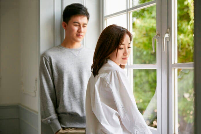 残業が増える、急に優しくなる… 不倫しやすい男性の4つの特徴と怪しい行動パターン