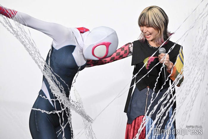 グウェン・ステイシーに絡まったテープを懸命にほどくLiSA(C)モデルプレス