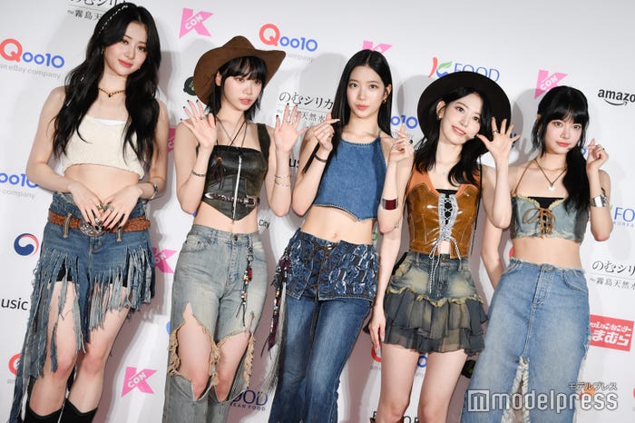 LE SSERAFIM(左から)HUH YUNJIN、KIM CHAEWON、KAZUHA、SAKURA、HONG EUNCHAE(C)モデルプレス