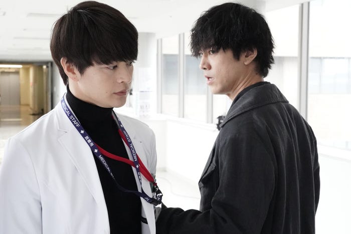 瀬戸康史、桐谷健太「院内警察」第7話より(C)フジテレビ/共同テレビ