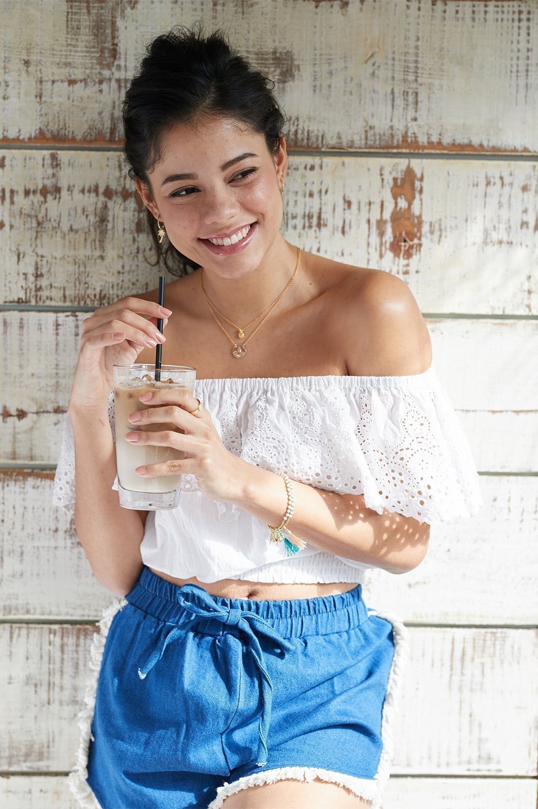 ピアス（ヤシの木）＄76、ネックレス（パイナップル）＄81、ネックレス（サークル）＄67／画像提供：サマンサタバサジャパンリミテッド