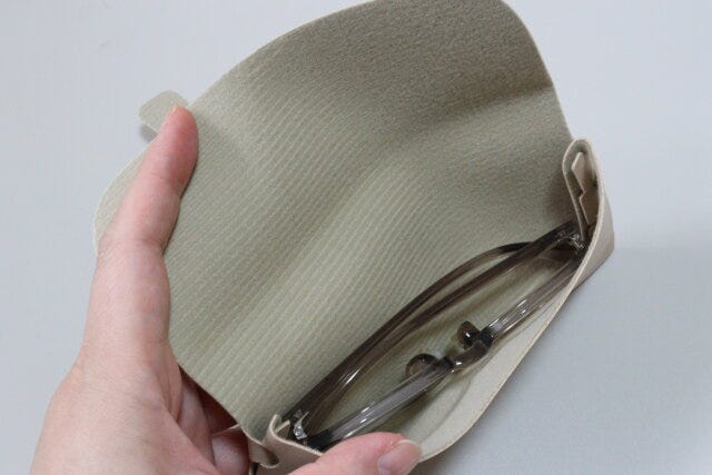セリアの便利なメガネケース　ソフトタイプ　革風　8×17cm