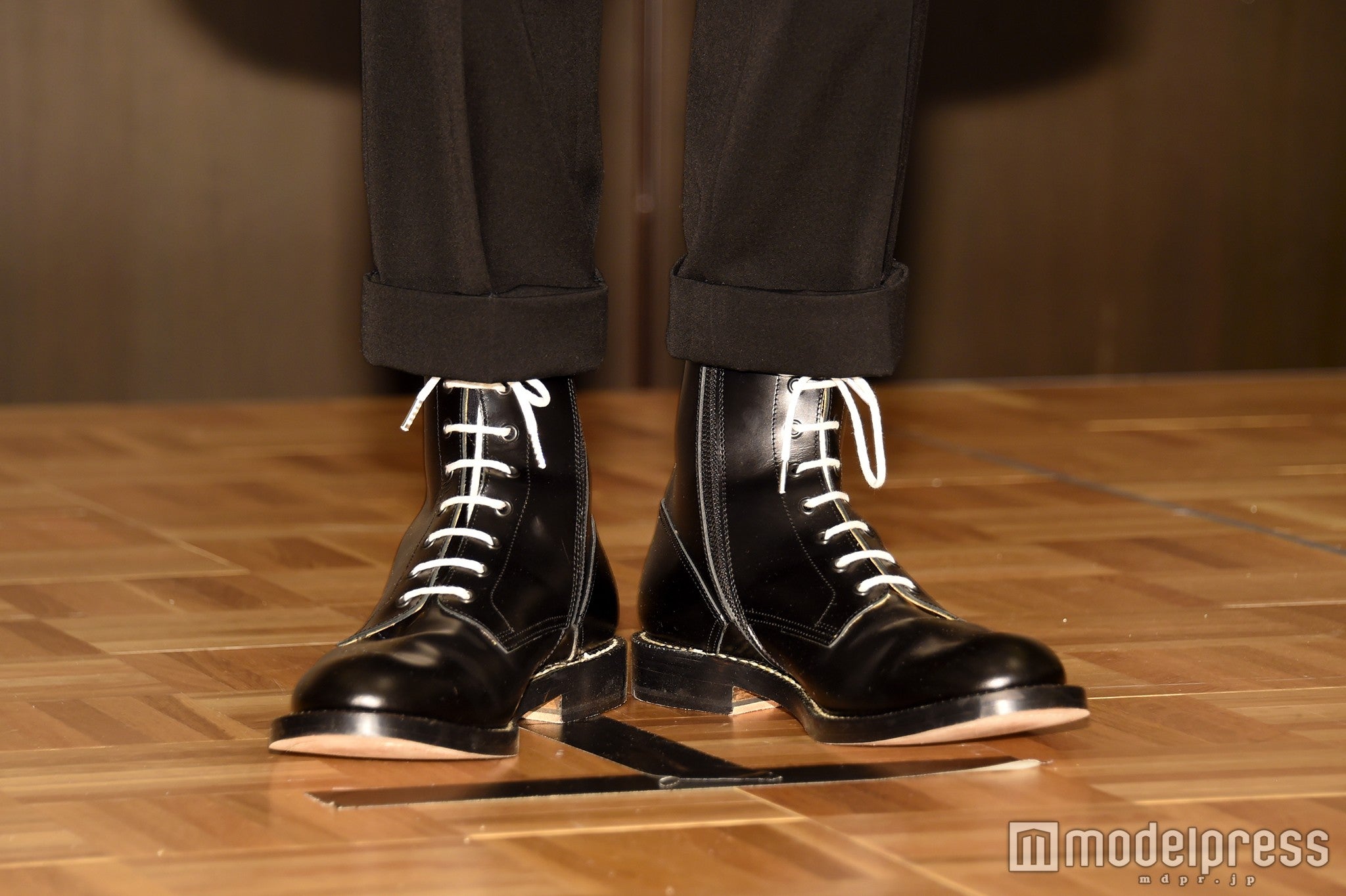 足元はレースアップブーツ（C）モデルプレス