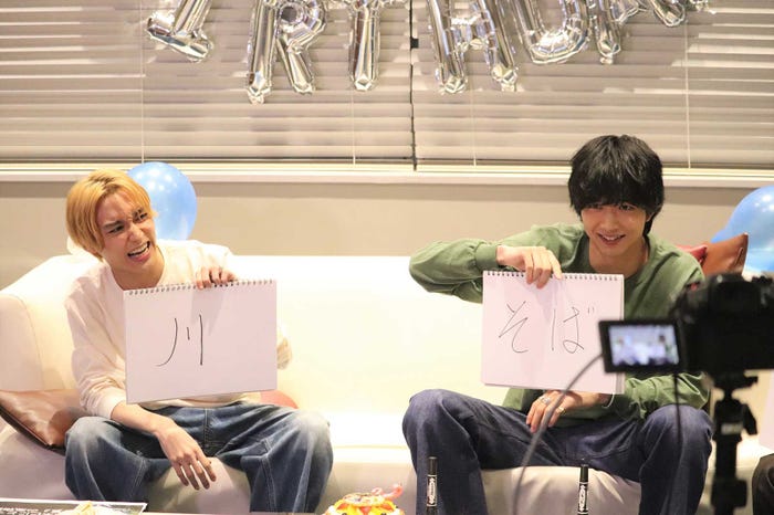 “夏といえば?”の質問で別々の回答を出す松岡広大と鈴木仁(提供写真)