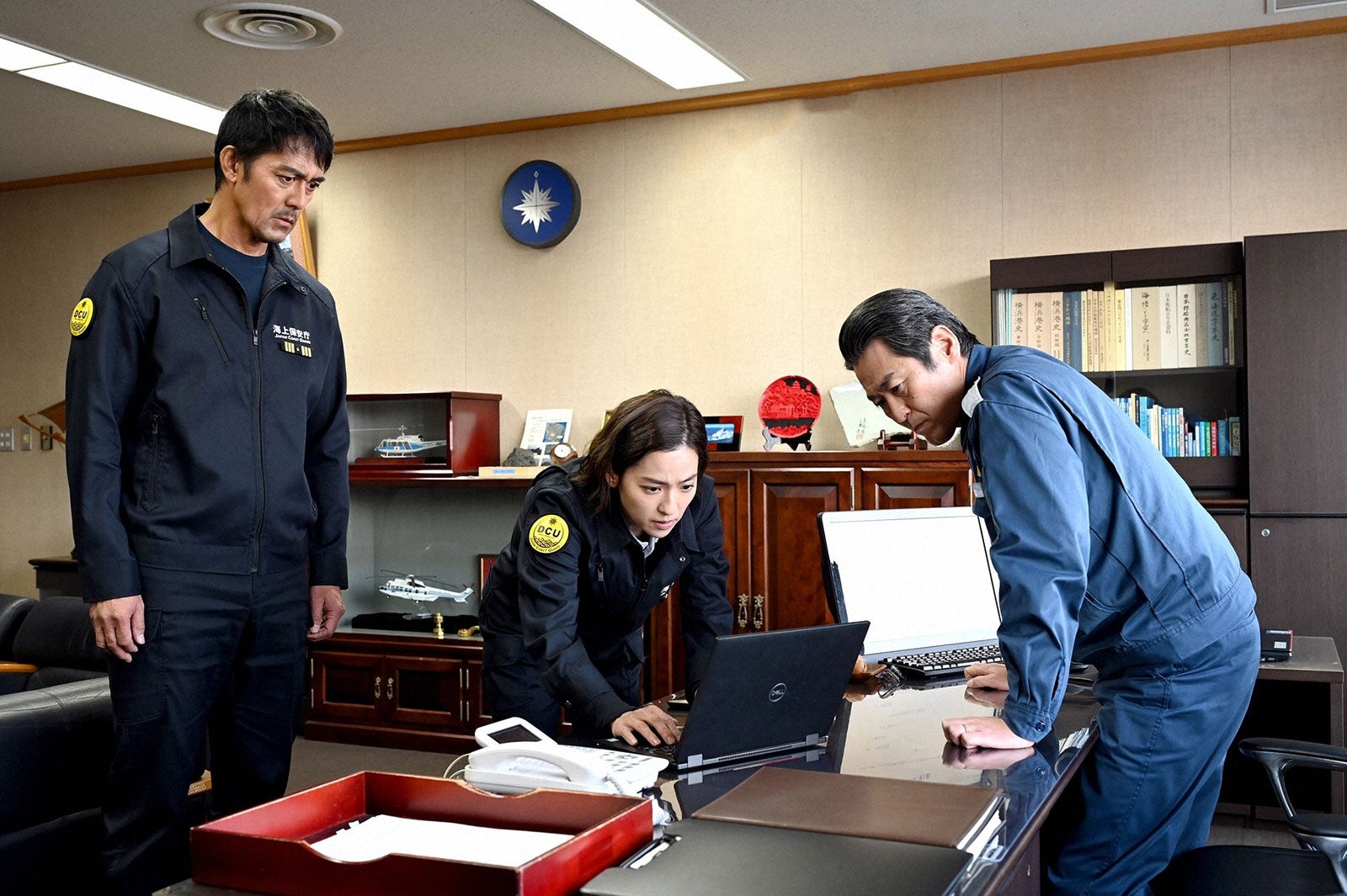 阿部寛、中村アン、佃典彦／「DCU」第3話より（C）TBS 