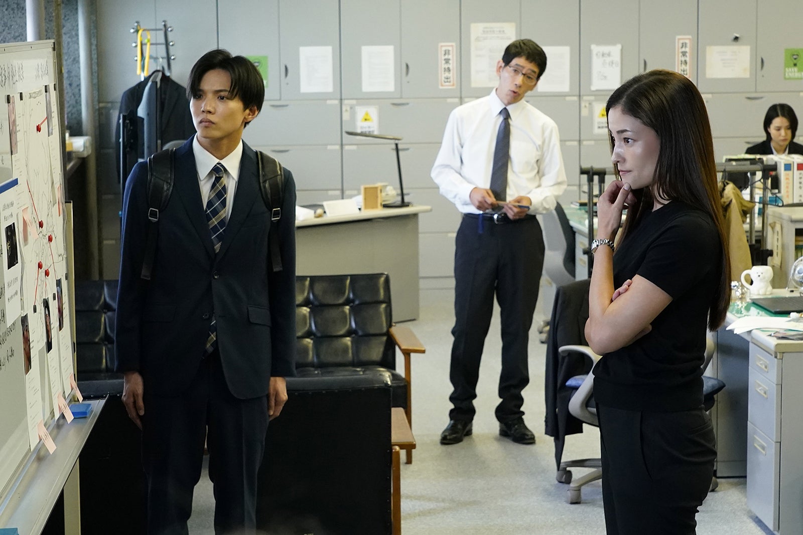 佐藤大樹、野間口徹、黒木メイサ「降り積もれ孤独な死よ」第1話より（C）日本テレビ