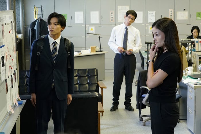 佐藤大樹、野間口徹、黒木メイサ「降り積もれ孤独な死よ」第1話より(C)日本テレビ