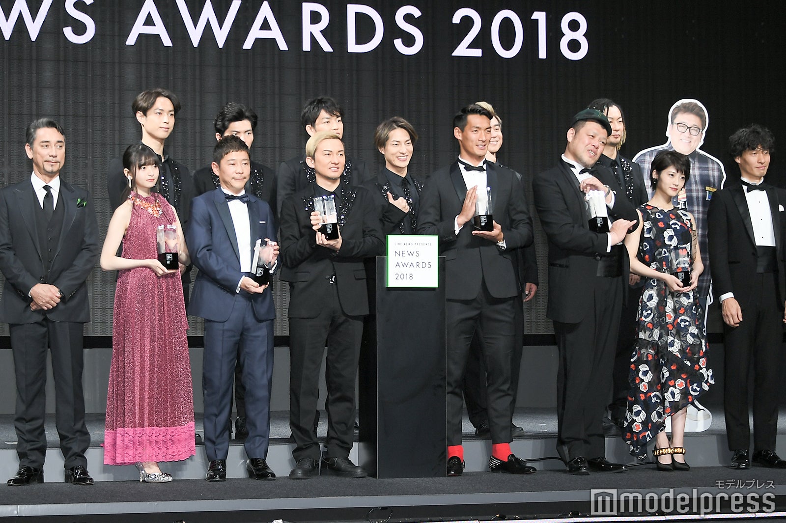 （後列左から）YORI、U-YEAH、KENZO、DAICHI、KIMI、TOMO（前列左から）クリス・ペプラー、齋藤飛鳥、ISSA、前澤友作氏、槙野智章、くっきー、若月佑美、島村武志氏 （C）モデルプレス