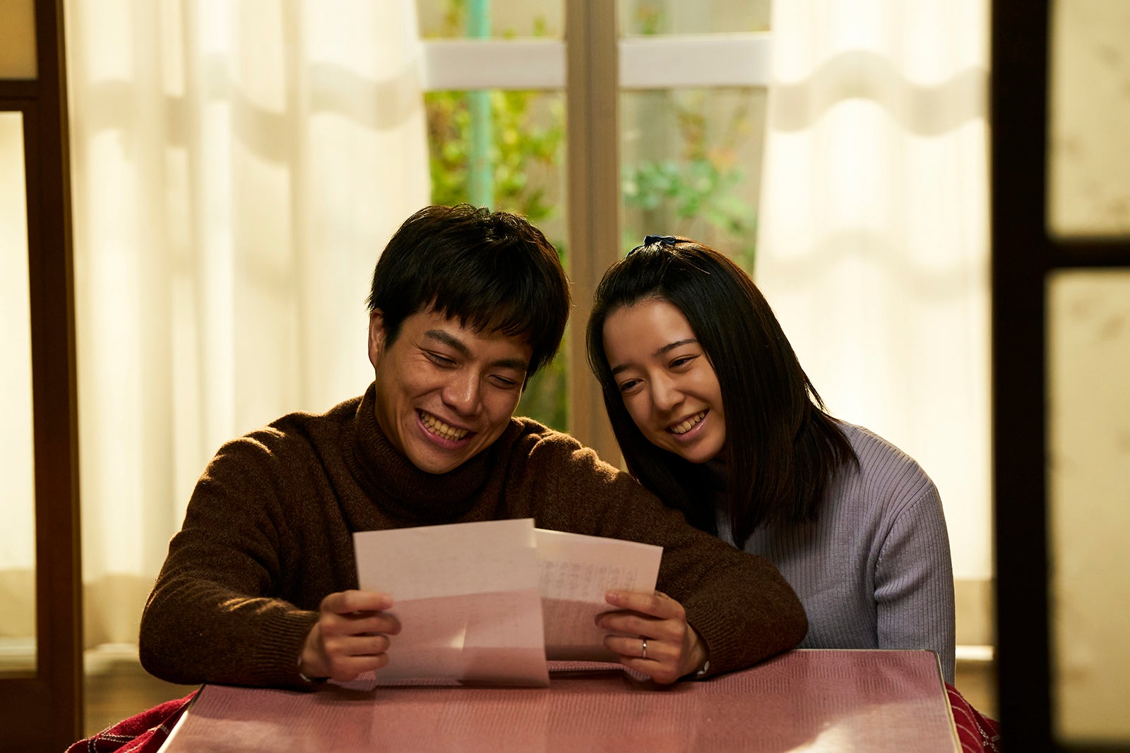 重岡大毅、上白石萌音（C）2025「35年目のラブレター」製作委員会