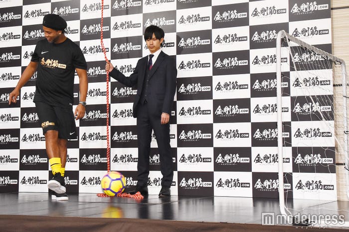 ロナウジーニョのノールックシュート(C)モデルプレス